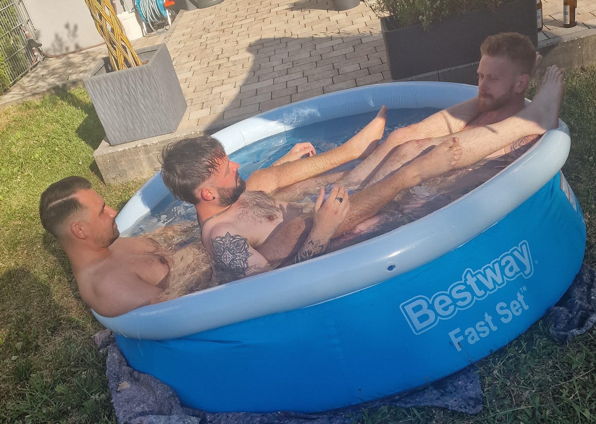 Domi, Benny, Andy im Pool